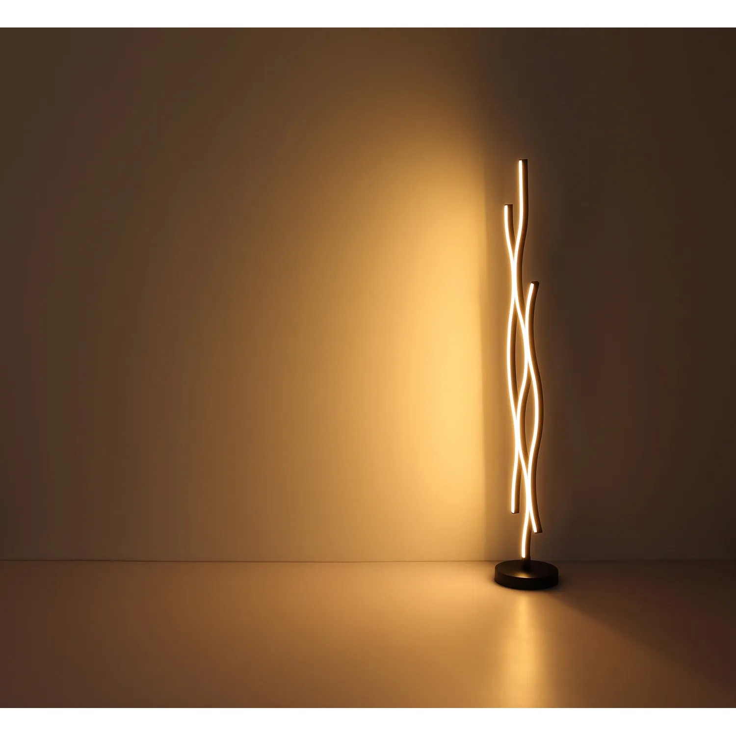 Moderne LED-Stehleuchte Geronimo in Schwarz mit geschwungenem Design für Wohnräume.