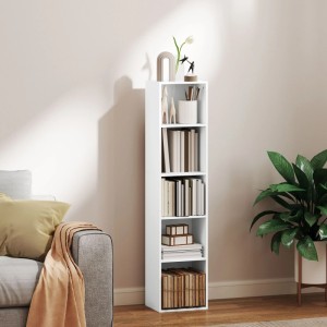 Weißes HOMCOM Standregal mit 5 Fächern, gefüllt mit Büchern und Deko, neben Sofa und Pflanze im Wohnzimmer.