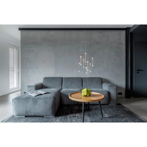 Moderne Näve LED-Pendelleuchte Araneus Chrom, 15 cm, im Wohnraum mit Sofa und Tisch.