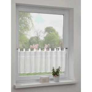 Weiße Sehlbach Bistrogardine mit Stickzweigen und Schlaufen am Fenster.