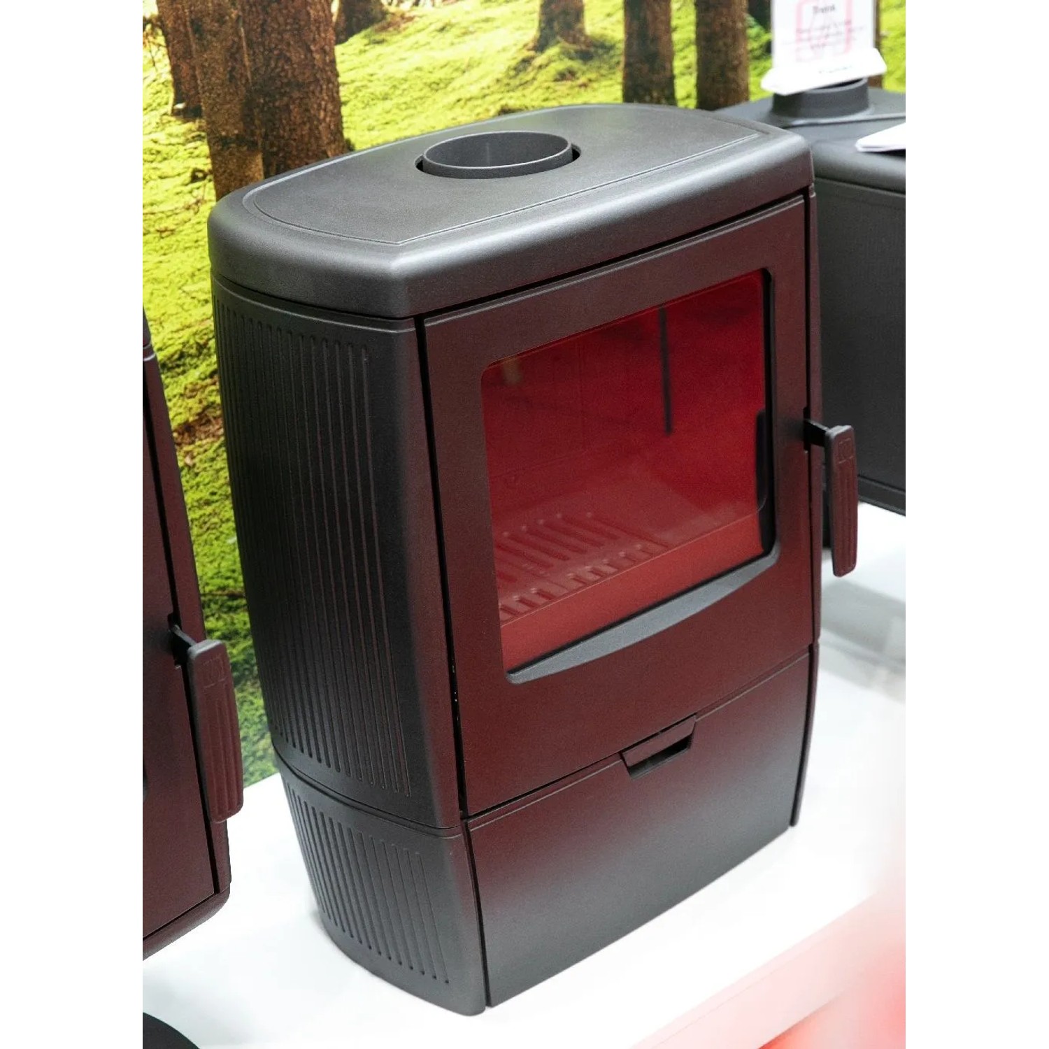 Plamen Gusskaminofen Modell Alberto, 8,6 kW, schwarzer Kaminofen mit Sichtscheibe.