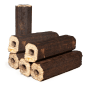 Dunkelbraune, achteckige Holzbriketts mit Zugloch, gestapelt. Ideal als Brennstoff für Kaminöfen.