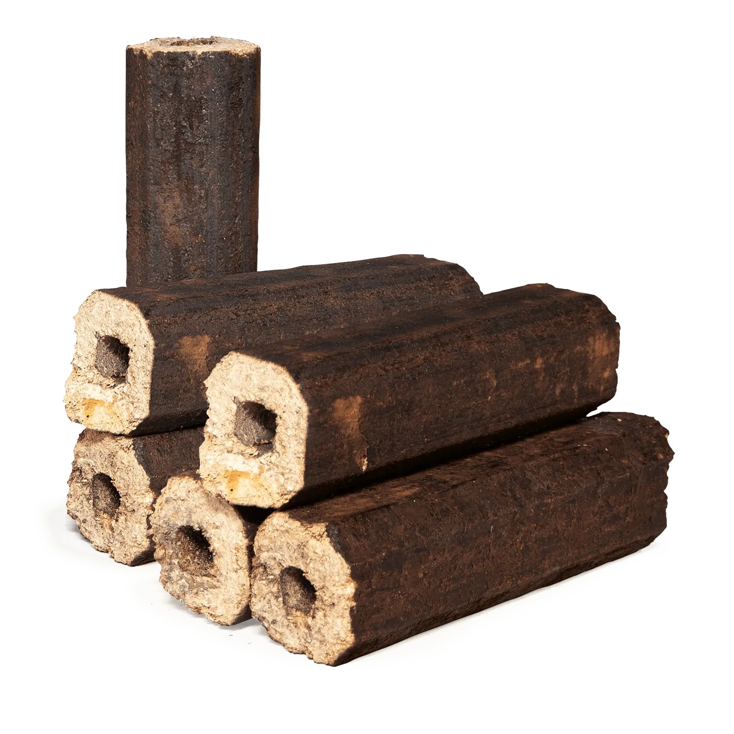 Dunkelbraune, achteckige Holzbriketts mit Zugloch, gestapelt. Ideal als Brennstoff für Kaminöfen.