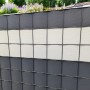 Braun-weißer Sichtschutzstreifen mit Wabenstruktur für Doppelstabmattenzaun.