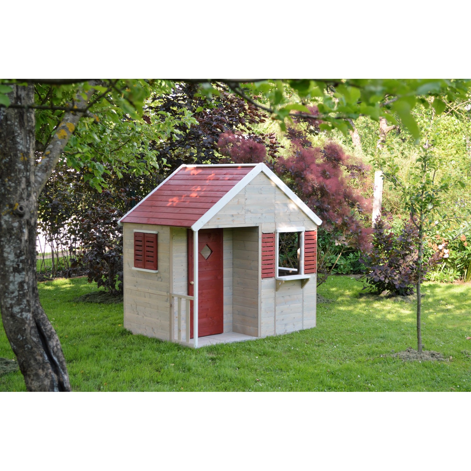 Wendi Toys Kinderspielhaus Krokodil mit rotem Dach, Tür und Fensterläden im Garten.