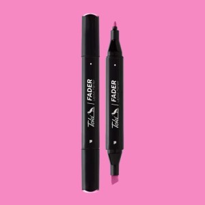 Zwei schwarze Toki Fader Marker auf pinkem Grund. Einer offen mit pinker CERISE Keilspitze, einer geschlossen. Künstlerbedarf.