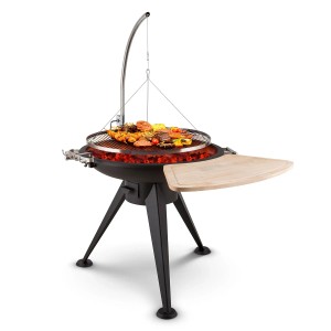 Blumfeldt Delion Schwenkgrill mit Feuerschale (Ø 80cm) und Galgen aus Edelstahl, schwarz. Grillgut auf dem Rost.