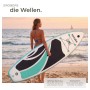 Frau am Strand mit aufblasbarem Tectake Stand Up Paddle Board Zenon in Weiß-Türkis. Stabil, rutschfest, mit Kamerahalterung für Wassersport.