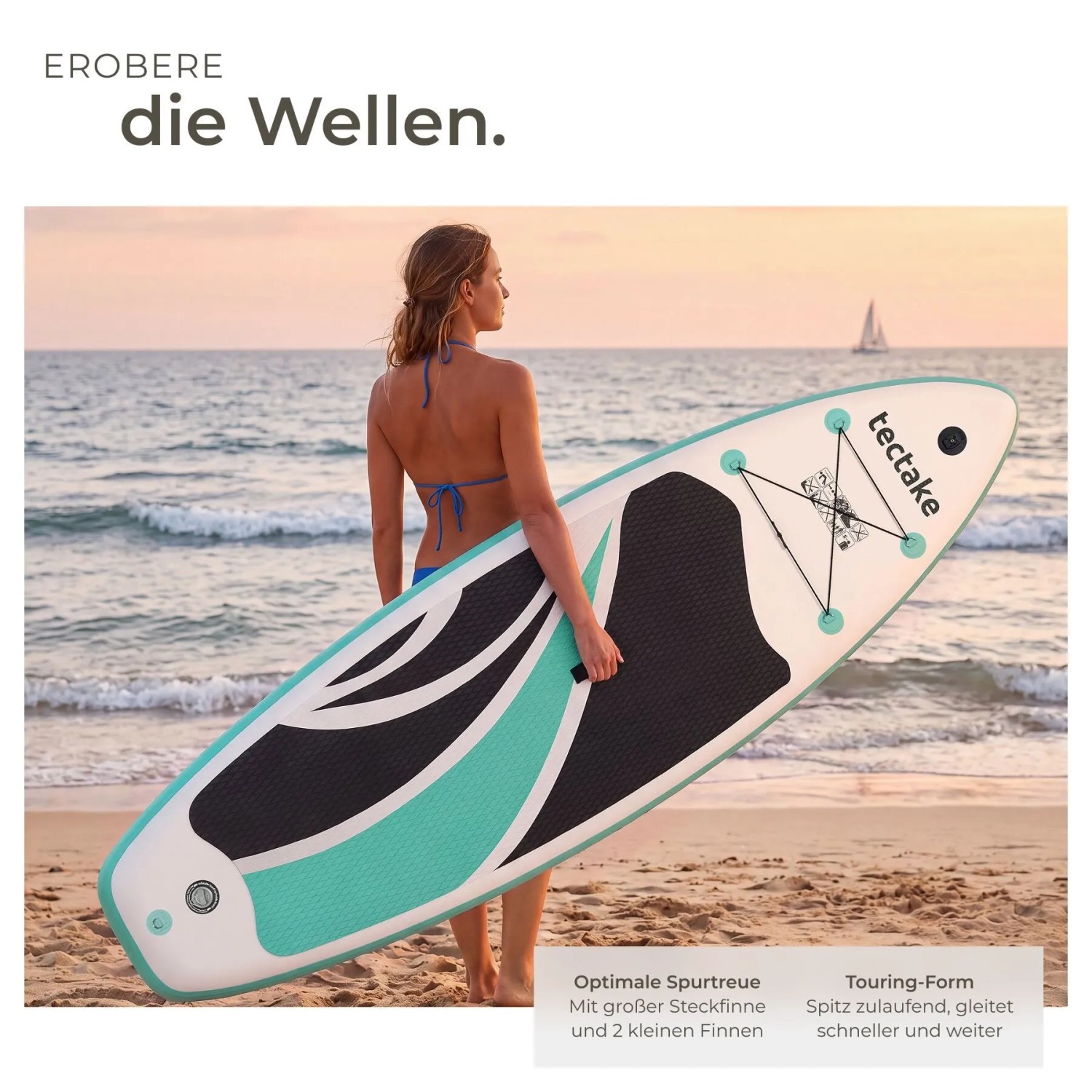 Frau am Strand mit aufblasbarem Tectake Stand Up Paddle Board Zenon in Weiß-Türkis. Stabil, rutschfest, mit Kamerahalterung für Wassersport.
