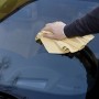 Anwendung: OBI Fensterleder reinigt Autoscheibe streifenfrei.