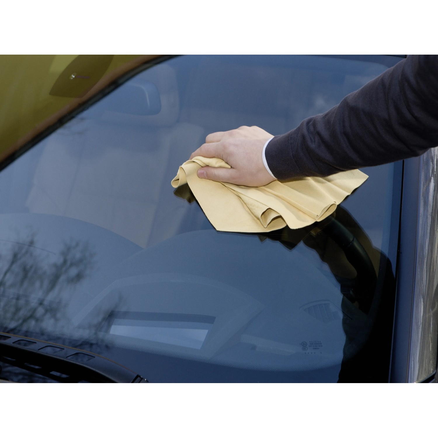 Anwendung: OBI Fensterleder reinigt Autoscheibe streifenfrei.