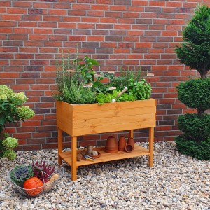 Promadino Balkon-Kräuterbeet aus Kiefernholz, honigbraun, mit Kräutern bepflanzt.