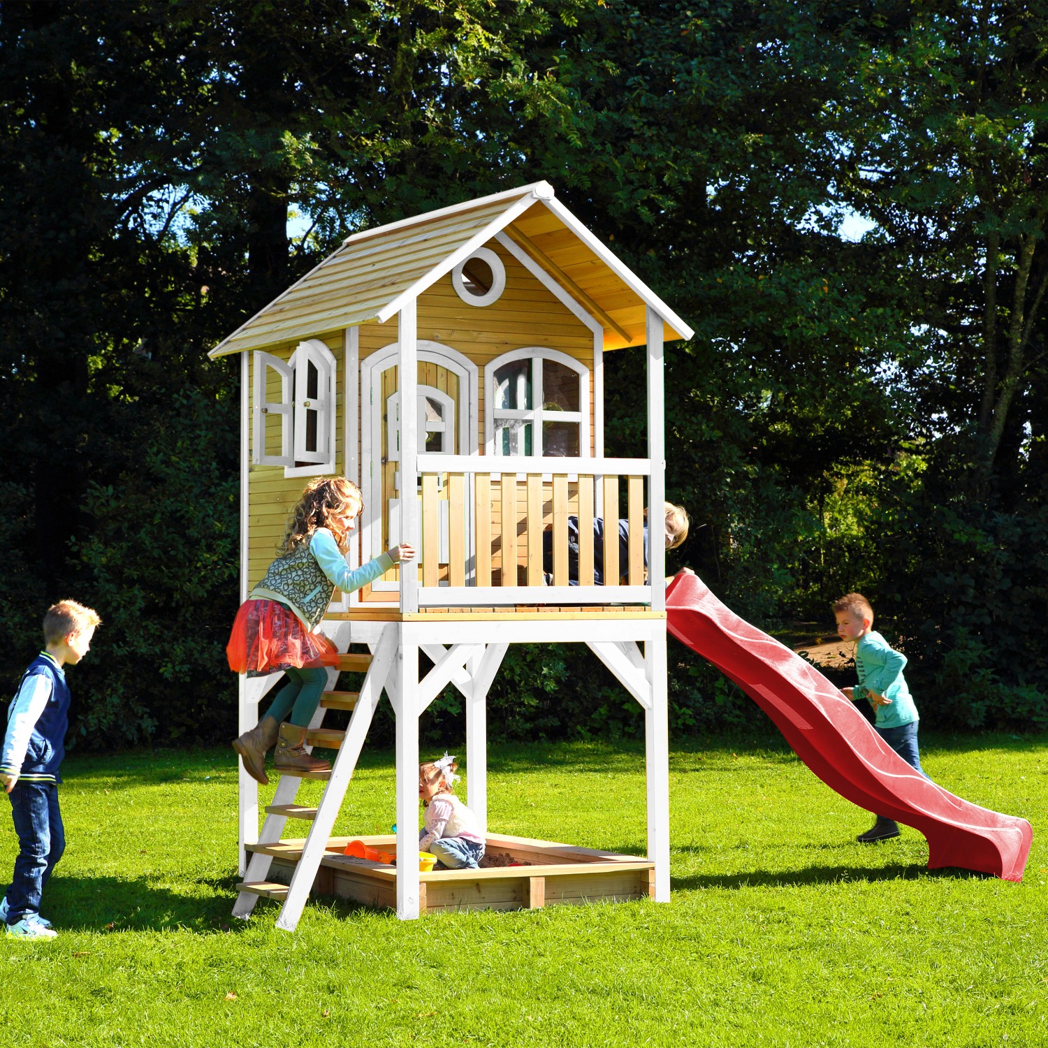 Axi Sarah Spielhaus Braun - Weiß mit Roter Rutsche 191 x 370 x 291 cm