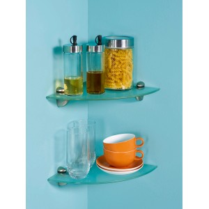 Eckregal: OBI Glasviertelboden Villar, satiniert, mit Deko-Objekten an einer blauen Wand.