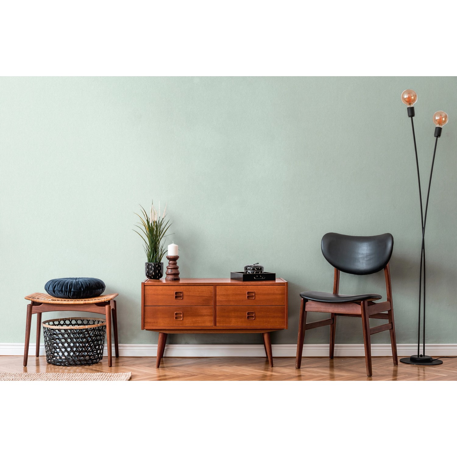 A.S. Création Vliestapete Uni Grün an Wand im Wohnraum mit Möbeln.