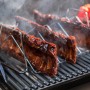Char-Broil Grill+ Rippenhalter mit Rippchen auf Grill, Grillutensil aus Edelstahl.