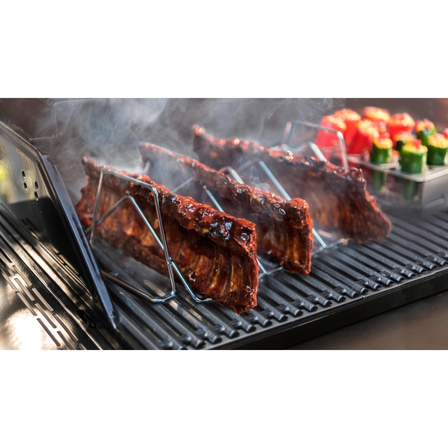 Char-Broil Grill+ Rippenhalter mit Rippchen auf Grill, Grillutensil aus Edelstahl.