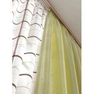 Gardinia Blende Buche 7cm an Gardinenschiene mit Vorhängen in Weiß und Gelb.