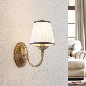 Rustikale Lindby Wandleuchte Lumiel in Bronze mit Textilschirm für Innenräume.