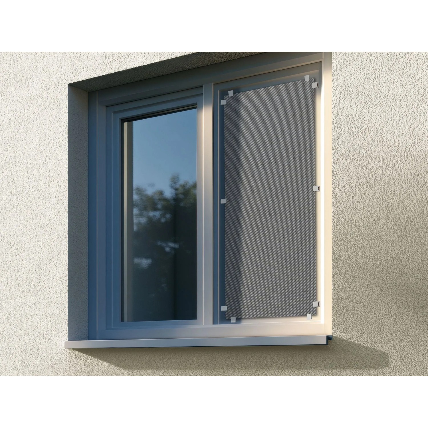 Grauer Gardinia Hitzeschutz (40x80 cm) am Fenster befestigt. Blendschutz für Innen- und Außenbereich.