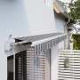 Gelenkarmmarkise Aventura, 4x2,5m, grau-weiß gestreift, montiert an einer Hauswand.