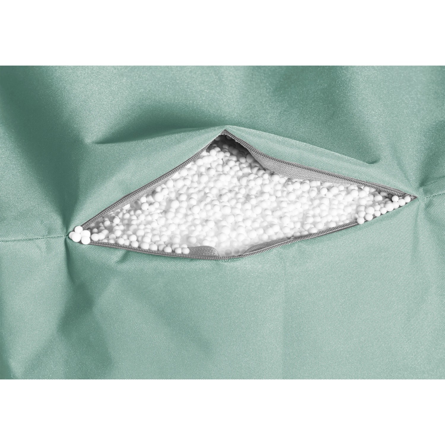Detailaufnahme: Sitzsack Brava in Eukalyptus mit EPS-Perlen Füllung sichtbar.