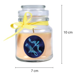 Duftkerze im Glas mit Sternzeichen Schütze und Vanilleduft, verziert mit gelbem Band.