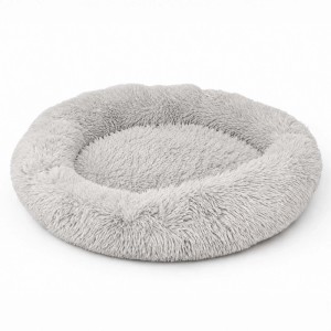 Rundes hellgraues Plüsch-Hundebett mit hohem Rand. Weiches, waschbares Hundekörbchen aus Polyester, rutschfest.