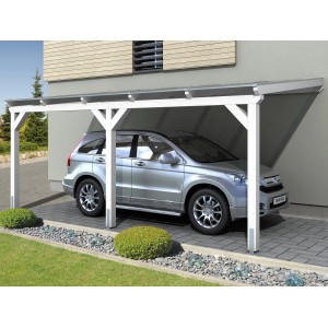Weißer Skan Holz Carport Vogtland mit Auto. Einzelcarport aus Holz mit Doppelstegplatten.