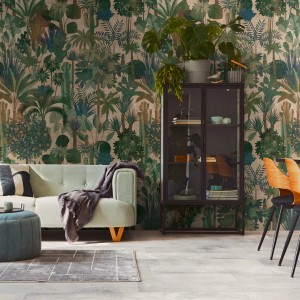 Fototapete Dschungel in Grün, Beige, Braun und Blau von PROFHOME. Exotisches Palmenmuster im Wohnraum.