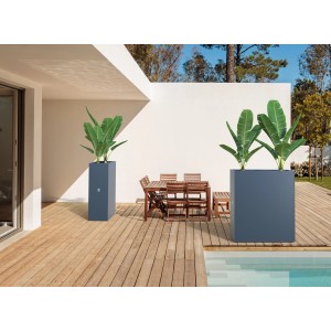 Herstera Garden Pflanzkasten Hochbeet, anthrazit, 40x100x115 cm, mit Pflanzen auf Terrasse.
