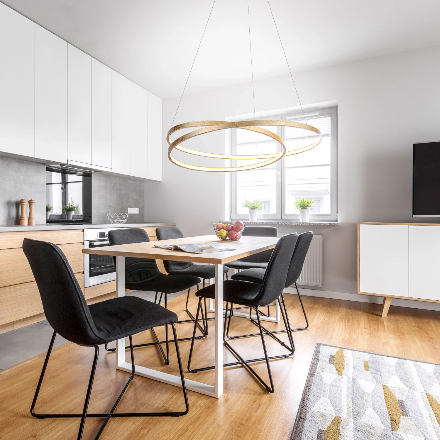 Moderne LED-Pendelleuchte Roman Gold (Ø 72 cm) über Esstisch in Wohnküche.
