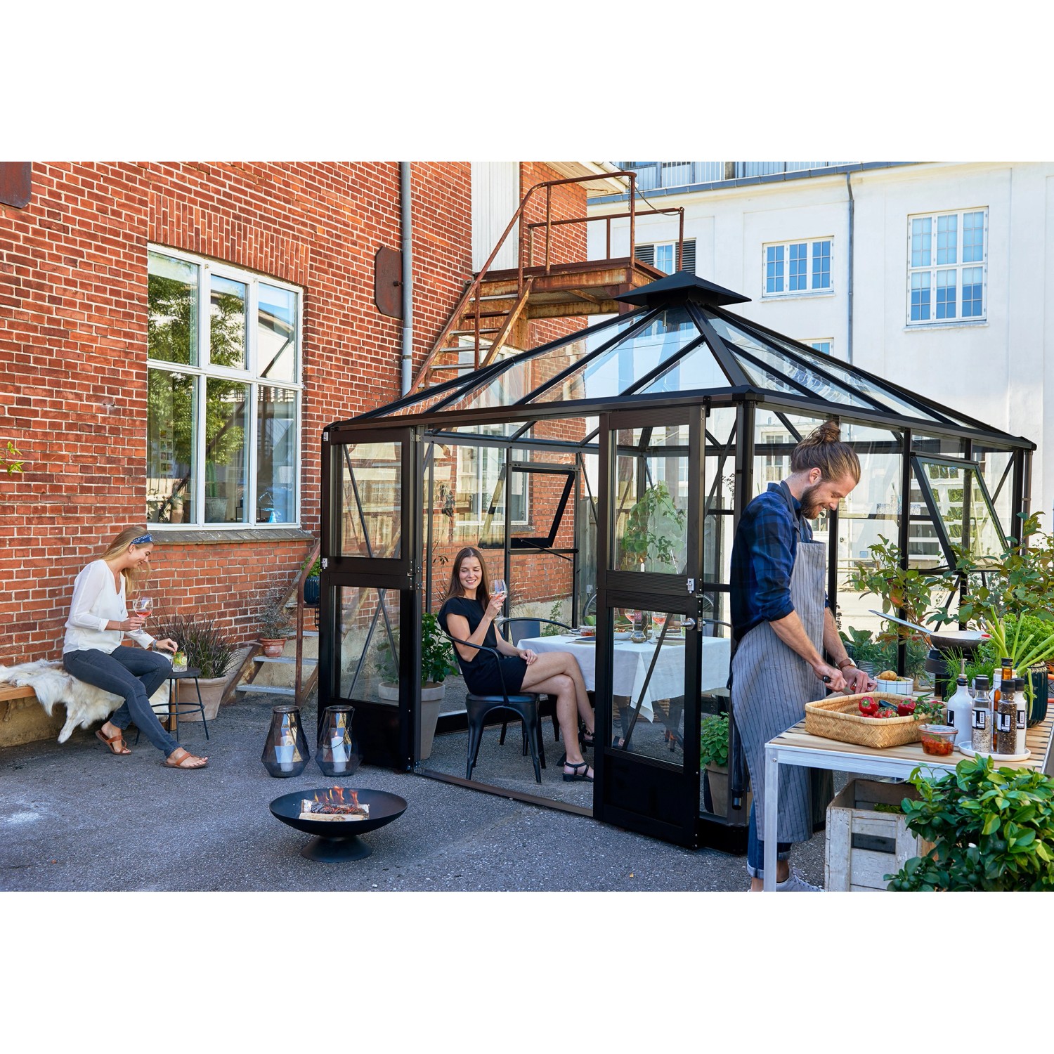 Juliana Gewächshaus Oase 8 Anthrazit mit Personen beim Essen und Entspannen.