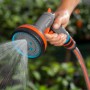 Gardena Comfort Multibrause in Aktion: Hand hält graue Brause mit Wasserstrahl. Ideal für Gartenbewässerung.