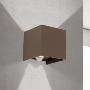 Orion LED Außenwandleuchte quadratisch Corten mit Sensor. Warmweißes Licht nach oben und unten für Fassadenbeleuchtung.