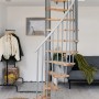 Graue Minka Spindeltreppe Metallica Smart mit Buchenholzstufen in modernem Wohnraum.