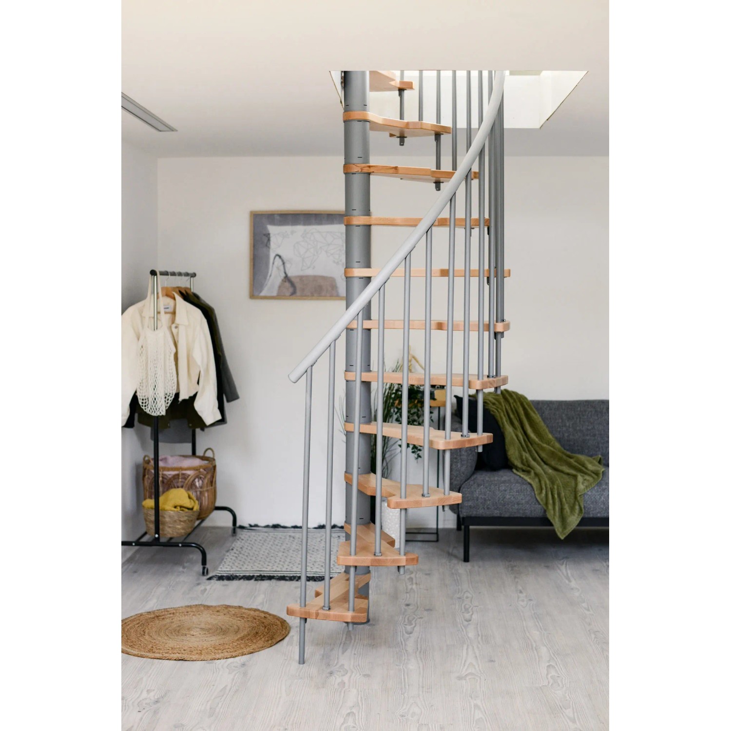 Graue Minka Spindeltreppe Metallica Smart mit Buchenholzstufen in modernem Wohnraum.