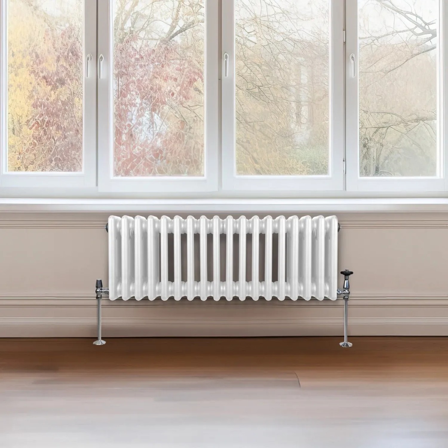 Weißer 3-Säulen Heizkörper (300x832 mm) im traditionellen Design vor Fenster montiert.