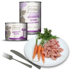 Mjamjam Hundenassfutter Truthahn mit Möhren, Dosen und Teller mit Futter, Messer und Gabel