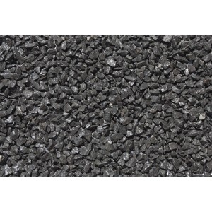 Nahaufnahme von schwarzem Basaltsplitt (8-12 mm) als Schüttgut.