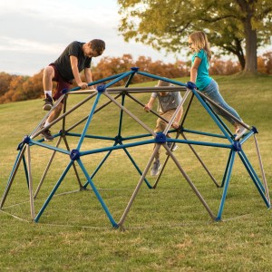 Kinder klettern auf dem Lifetime Klettergerüst Geodome im Garten. Spielanlage für Outdoor-Spaß.