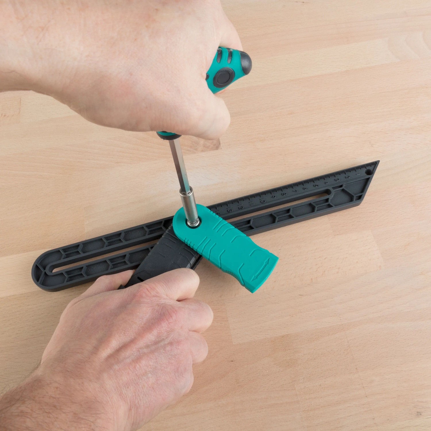 wolfcraft Winkelschmiege mit Streichmaßfunktion im Einsatz, Laminatwerkzeug zum Winkel übertragen.
