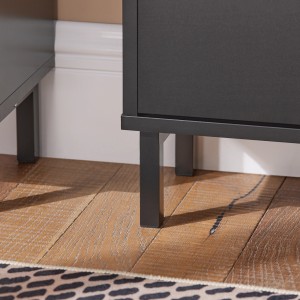 Detailaufnahme: Schwarzer Schuhkipper mit drei Klappen auf Holzboden.