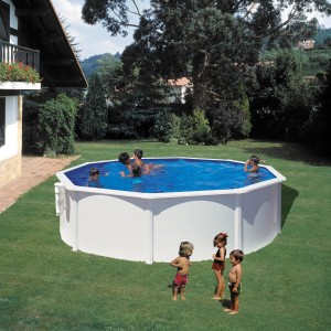Weißer Gre Pool Bora Bora Oval, Ø 350 cm x 120 cm, mit spielenden Kindern im Garten.