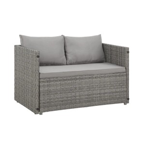 Graues Polyrattan Gartensofa mit hellgrauen Kissen. Teil der Svita Athina Outdoor Sitzgruppe für Balkonmöbel.