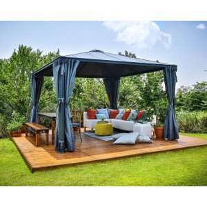 Canopia Gartenpavillon Palermo 3.6 x 3.6 Anthrazit mit Vorhängen und Gartenmöbeln auf Holzterrasse.