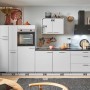 Moderne, lichtgraue pino Küchenzeile (340 cm) mit Geräten, Spüle und Apothekerschrank. Inklusive Elektrogeräte.