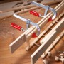 Bessey Leicht-Schraubzwinge LMU10/5 in U-Form beim Verleimen von Holz.