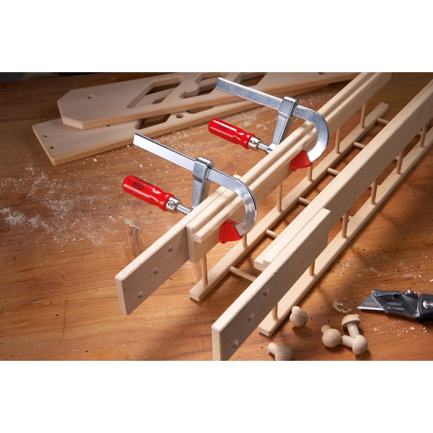 Bessey Leicht-Schraubzwinge LMU10/5 in U-Form beim Verleimen von Holz.