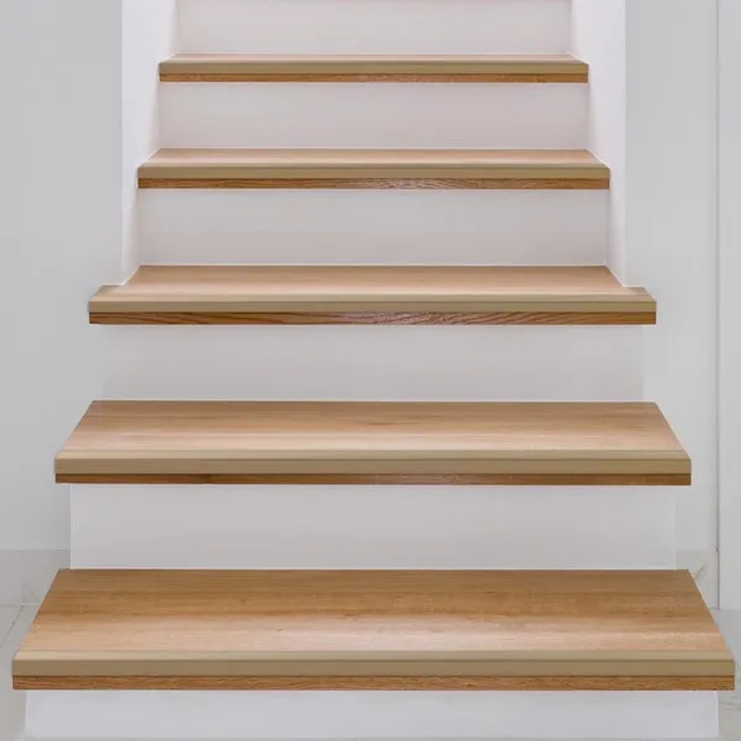 Treppe mit selbstklebendem KARAT Stufenkantenprofil Integral Form L in Gold, 30x35x1340 mm.